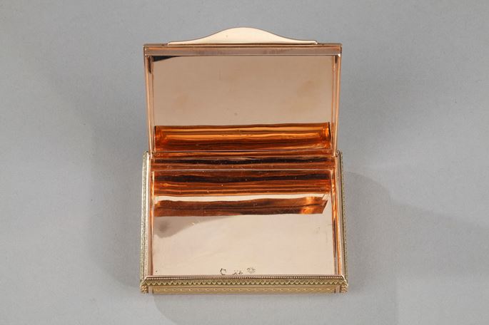 A  SWISS ENAMELLED GOLD SNUFF-BOX SET WITH AN ENAMEL MINIATURE | MasterArt